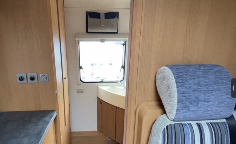 Bertie – compact Knaus motorhome, sleeps 4