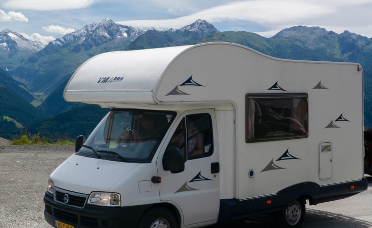 Bel camper compatto con cucina spaziosa