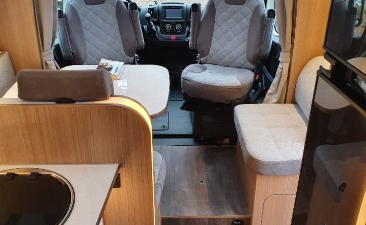 Carado T447 - Ruime en luxe 4 persoons camper