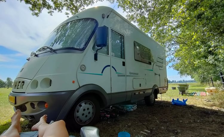 Cozy 5-person Hymer integral camper