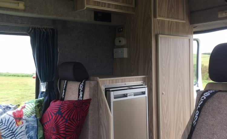 Robbie, 2 Berth Hi Top Camper Van Ruim, comfortabel en zeer gemakkelijk te Dr