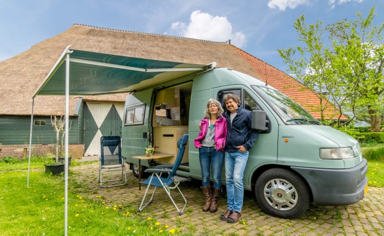 Joli bus camping-car entièrement équipé avec panneaux solaires