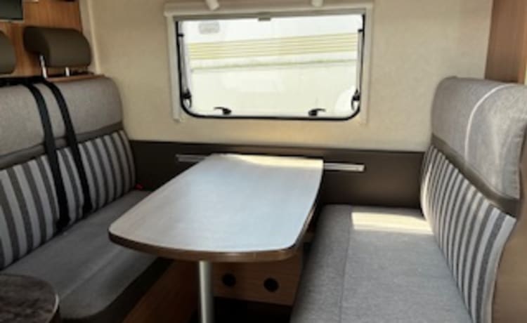 Knaus Sky traveller  600DKG Alcove Camper BJ 2015