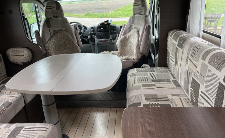 Leuke camper – 4p Bavaria semi-integrated uit 2011