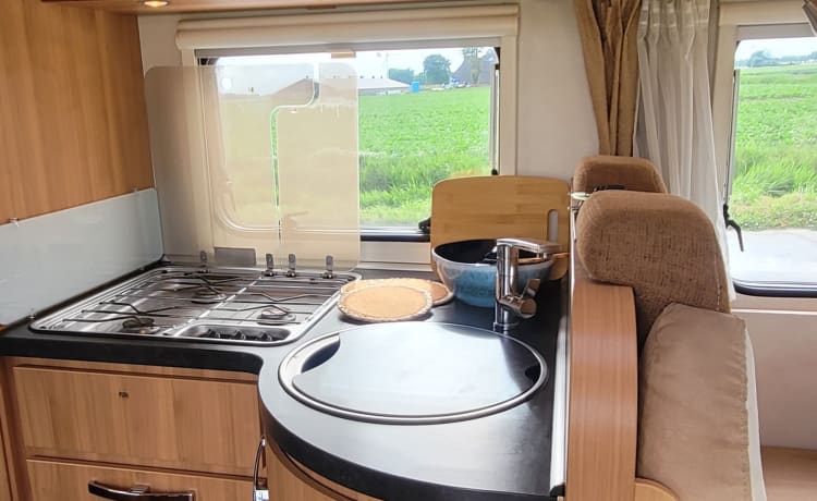 Pluk  – A wonderful 4-person Hymer! Low entry and ground floor