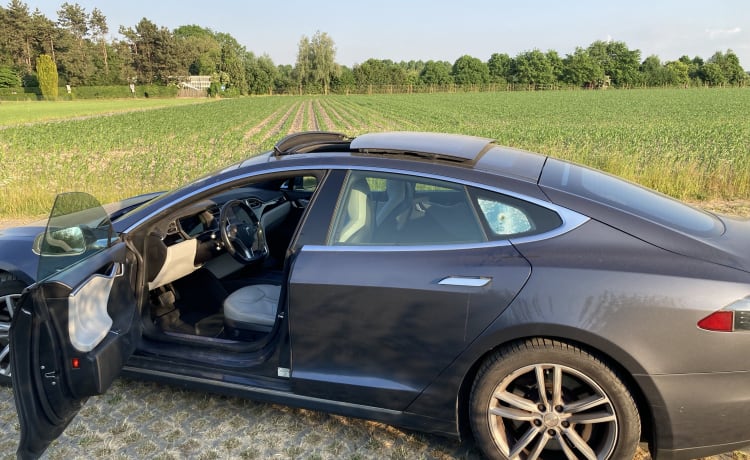 Markus – Free charging throughout Europe with this Tesla Model S D85 from 2015