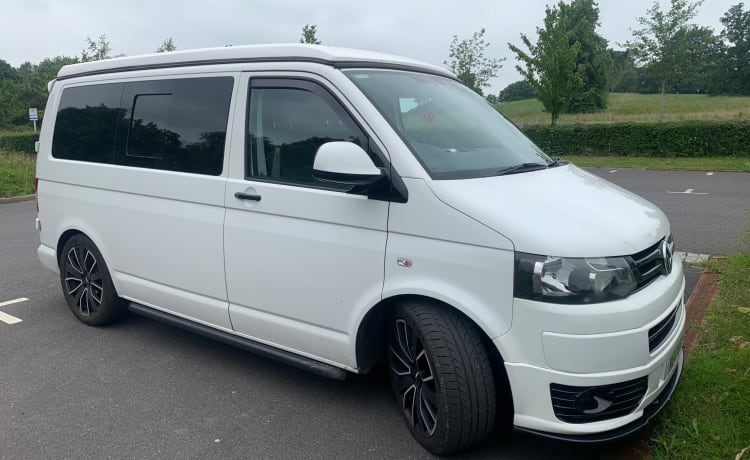 VW T5 campervan 4 berth/6 seats