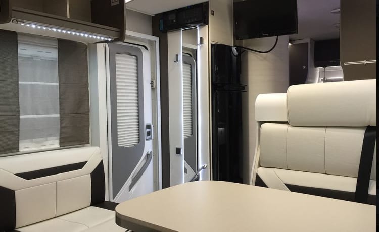 Beau camping-car Chausson à louer, construit en 2016