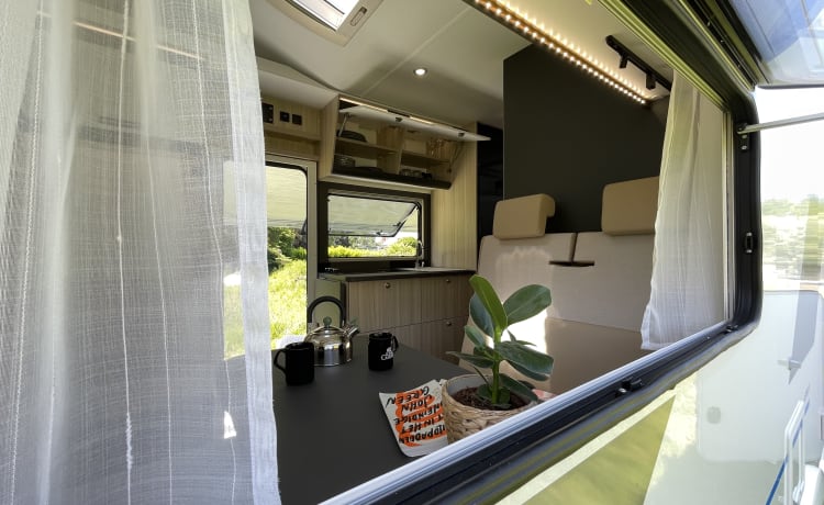 Luxuriöser Alkoven-Camper für sechs Personen von Sun Living – Queen A
