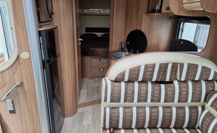 Fully equipped neat Pilote camper semi-integrated