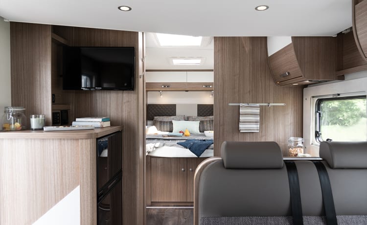 Carado T339 – Experience the freedom! Luxurious and complete with Queensbed - Luxurious interior