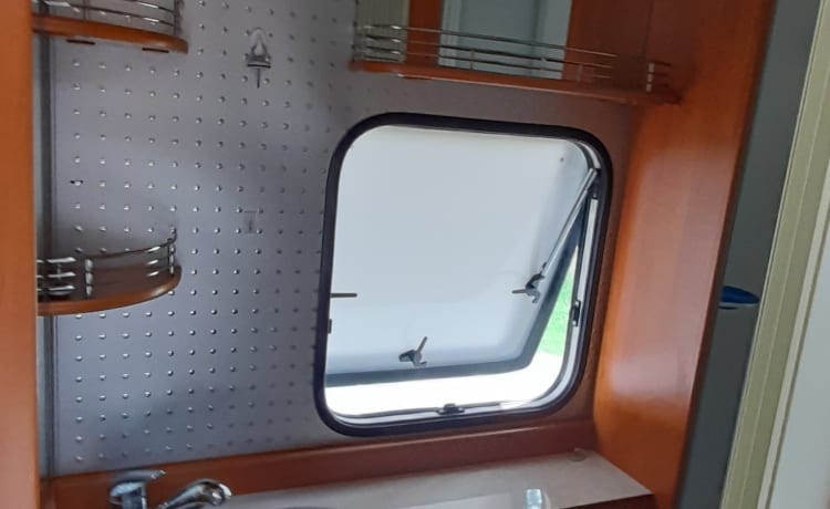 Geräumiger Hobby Camper für zwei Personen mit einem geräumigen französischen Bett