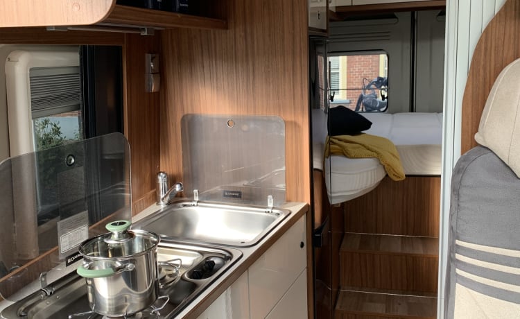 Goud – Beautiful bus camper (Gold) with a fine and practical layout.