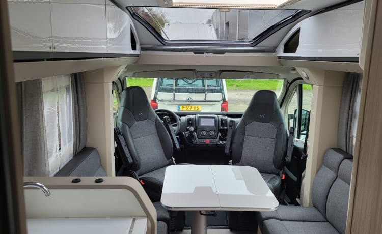 Compact DL – Camping-car très spacieux avec climatisation dans le séjour et inventaire complet