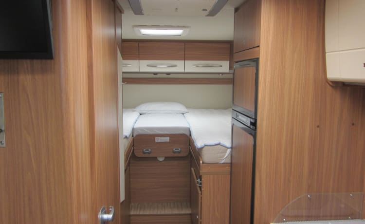 Spacious neat 2 pers. carado / hymer camper.