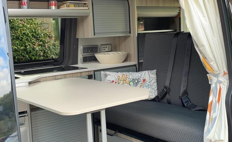 Schöner 4-Bett-Wohnmobil VW T5.1 - Das Abenteuer erwartet Sie!