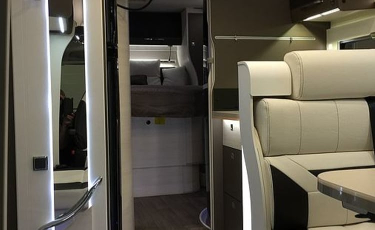 Beau camping-car Chausson à louer, construit en 2016