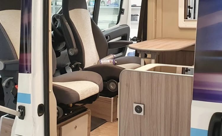 RENTACAMPA  – CAMPING-CAR 2 COUCHES ENTIÈREMENT AUTONOME AVEC TOILETTES ET DOUCHE