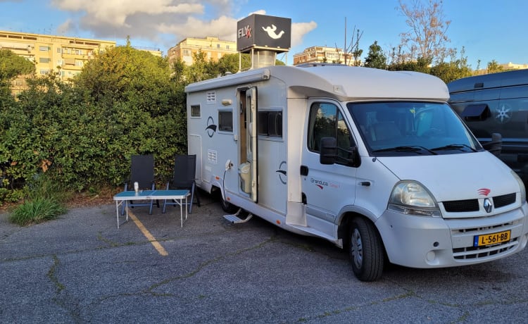 on tour – 4p Renault semi-integrated  super camper