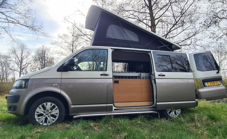 4p Volkswagen Wohnmobil aus dem Jahr 2012