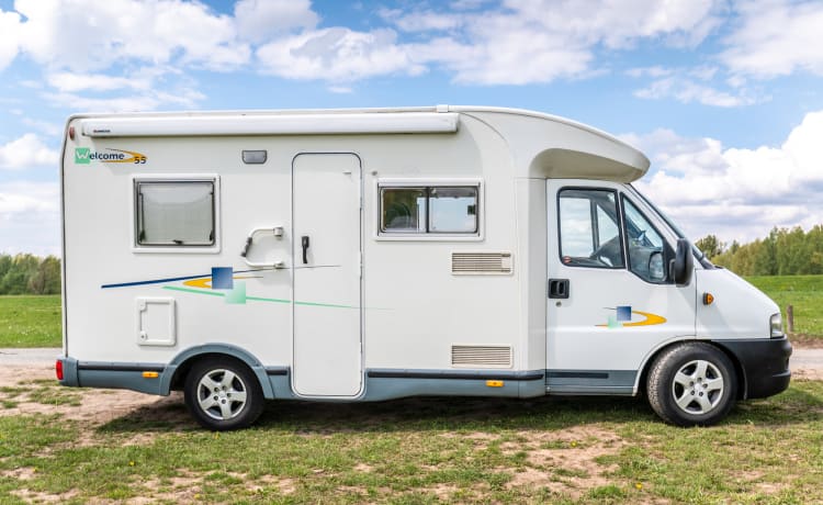 Compact semi-integrated motorhome