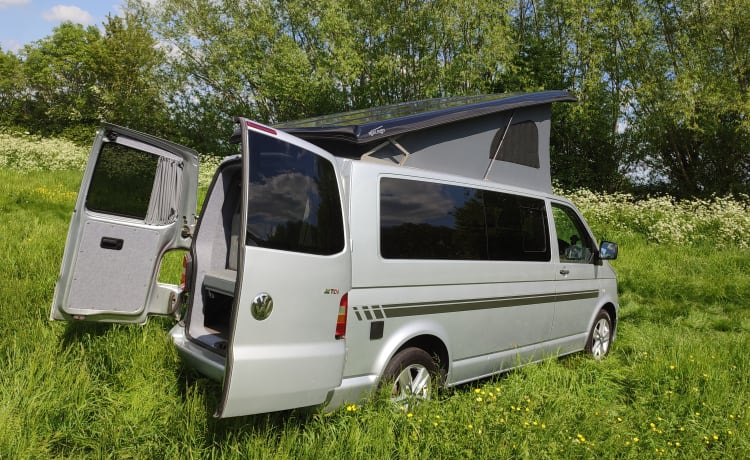 Misty  – * RÉCEMMENT AMÉLIORÉ * Camping-car VW T5 4 couchettes entièrement chauffé / climatisé