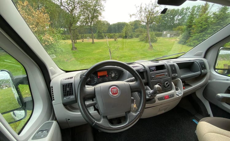 Buscamper Fiat Ducato mit Luxussitzen und einem großen Doppelbett.