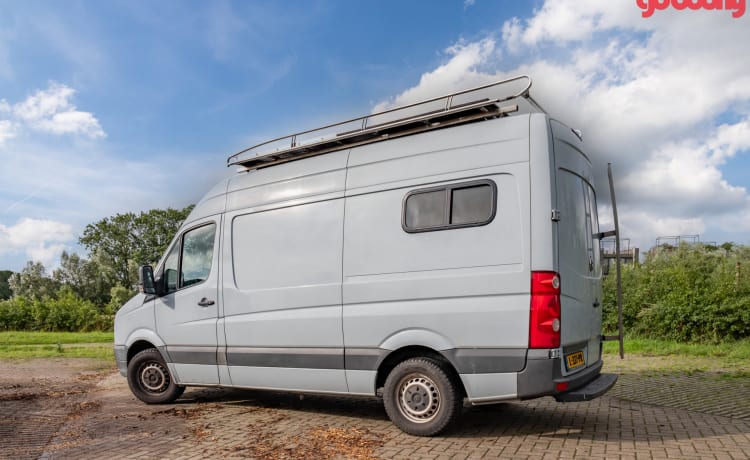 Keesie – Volkswagen Crafter Off-Grid Bus Camper mit Dachterrasse