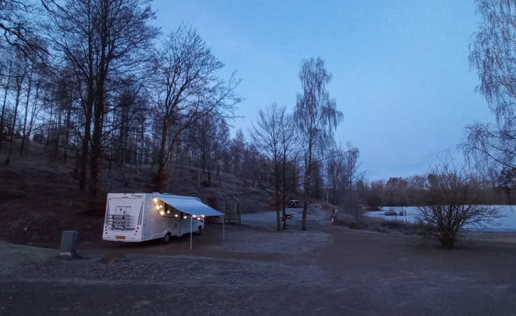 Lady Woodpecker – Luxuriöser Familiencamper für 5 Personen mit Etagenbett und Hubbett für 2 Personen.