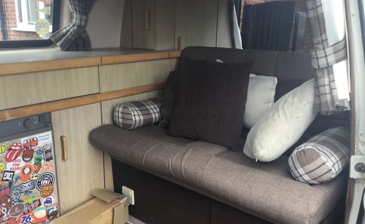 Gurty – VW T25 Holdworth conversion 