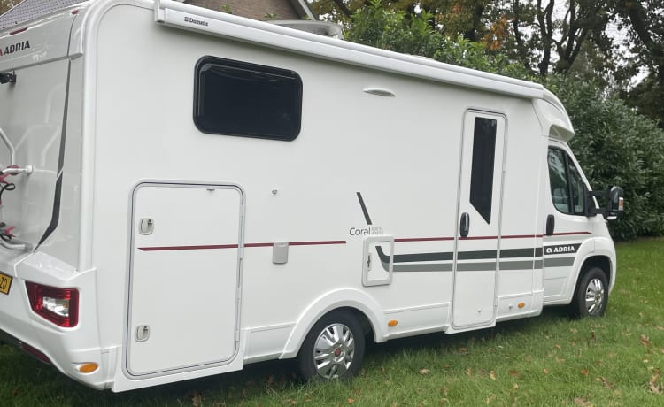 Te huur Adria Coral half integraal camper met enkele bedden