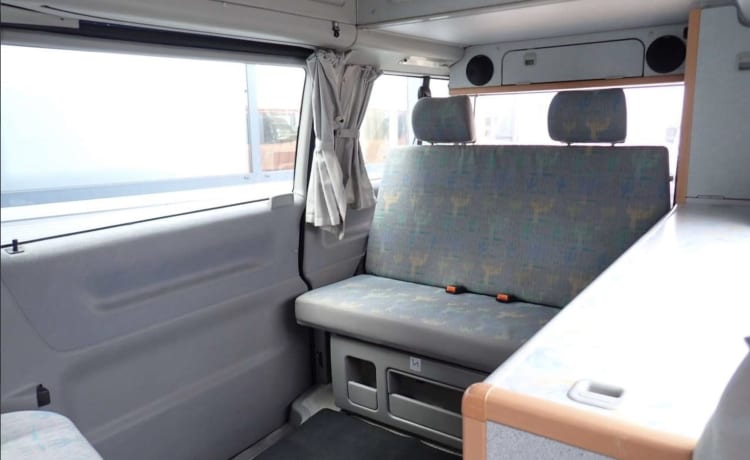 Ollie – 2p Volkswagen bus uit 1998 met airco 