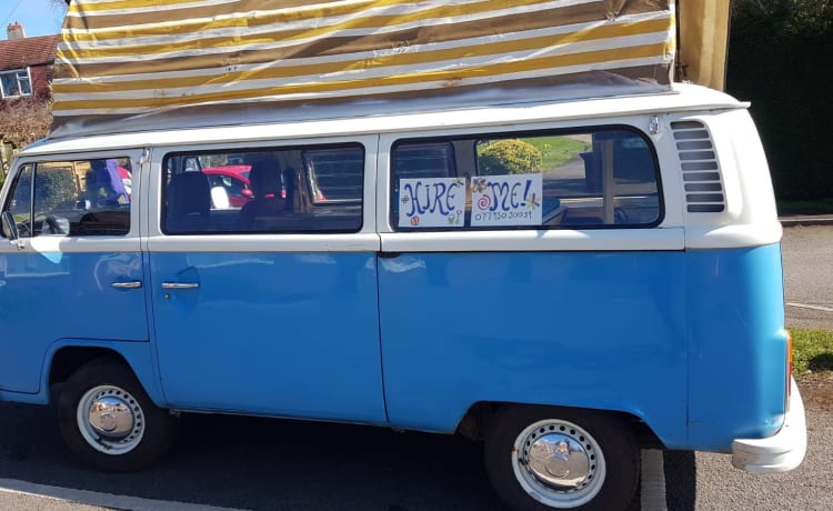 Sandy – 1979 Volkswagen Camper mit Erkerfenster, 4. Geburt, netzunabhängige Solaranlage