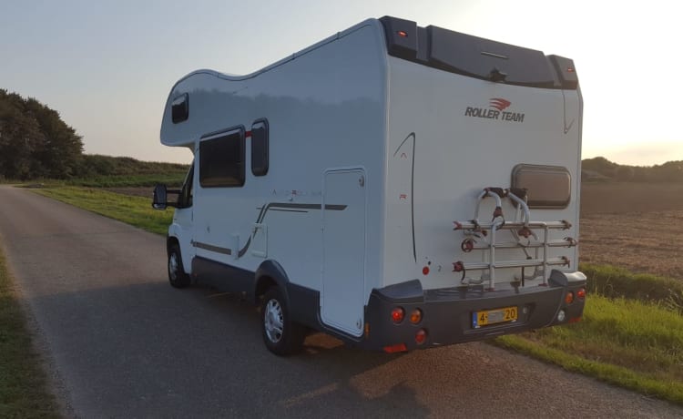 Luxueux camping-car familial spacieux pour 6 personnes avec air climatisé (2x), garage et inventaire.