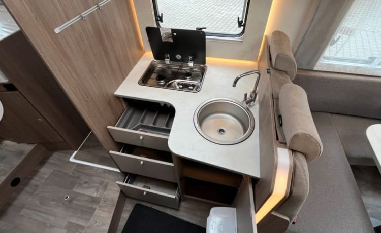 Carado i447 pro 4 persoons camper met automaat spiksplinternieuw 