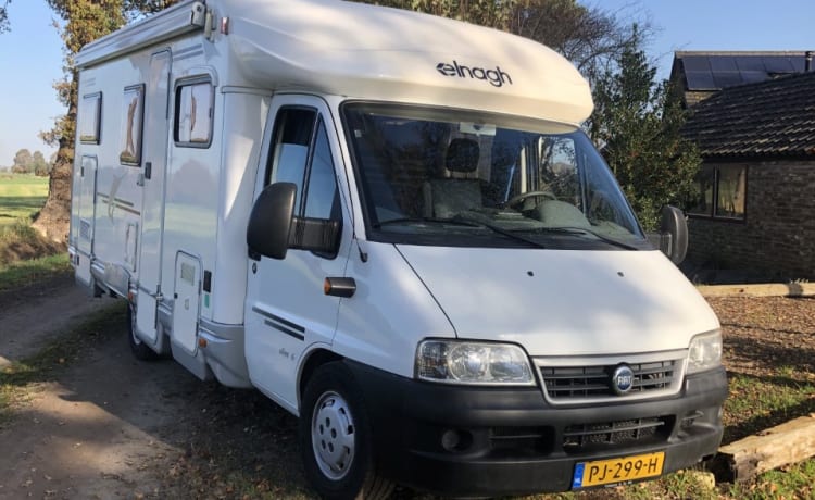 Sehr kompletter teilintegrierter Camper mit großer Garage / Tierunterkunft