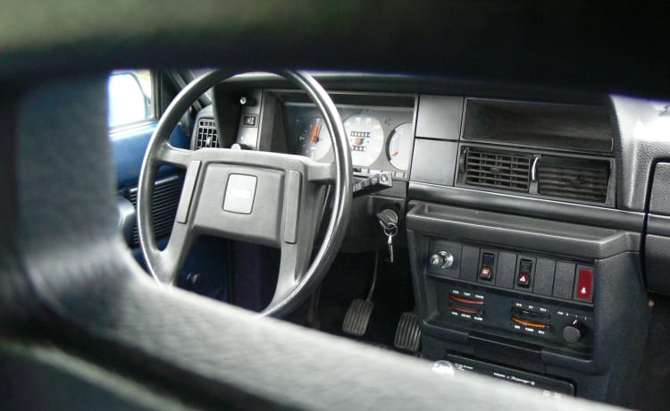 Anneroos – Klassieker! Volvo 240 uit 1981 + daktent