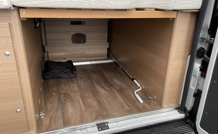 Tourer 5.9 – Carado CV 601 - letto fisso con una lunghezza di 5,99 METRI!