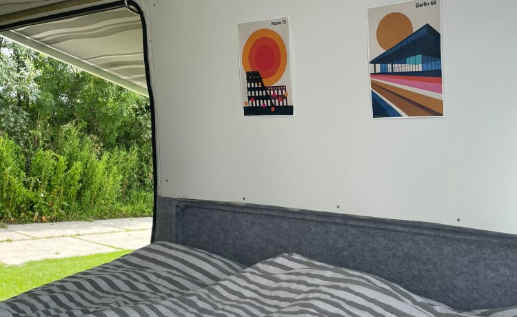 Retro Ronnie – Cozy and spacious (family) bus camper