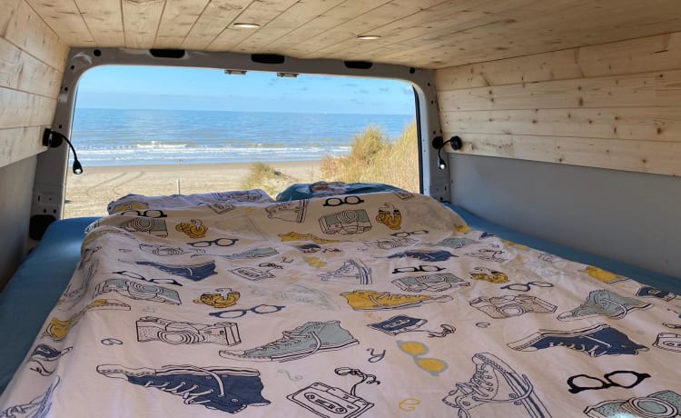 Cochonnette – Stealth & basic camper bus with XL bed