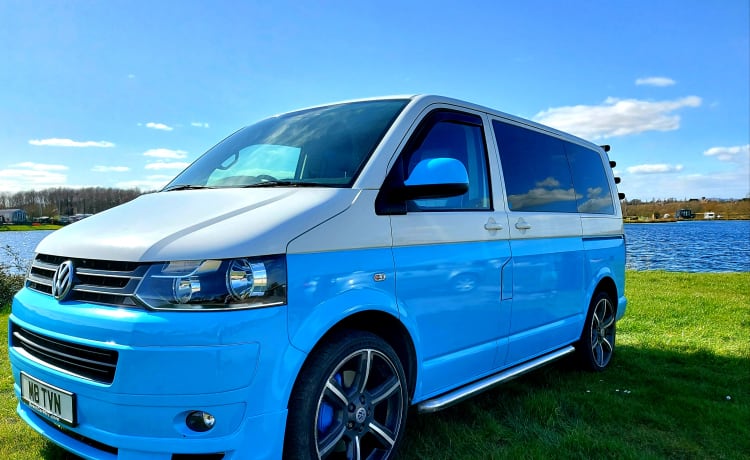 VW Caravelle 7 Sitzer Auto - Mit Markise, Schlafzimmer, Luftmatratzen und Herd.