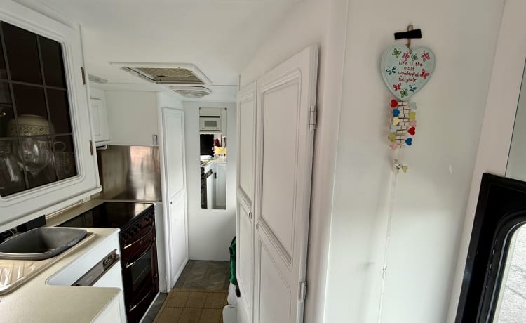 Kit – Fully loaded low mileage all terrain camper