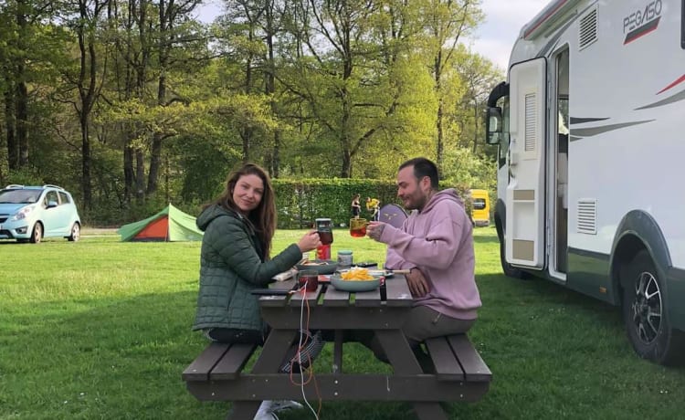 Beau camping-car de luxe entièrement équipé.