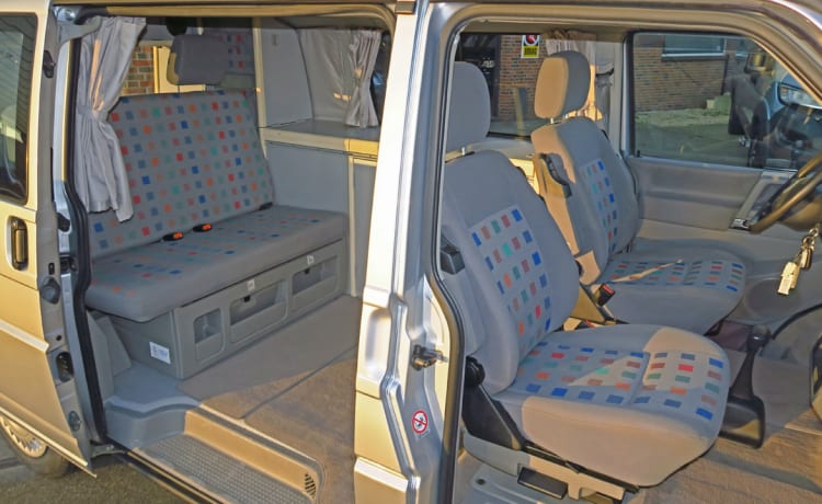 The last real Bulli – 4 person Volkswagen T4 California with lifting roof