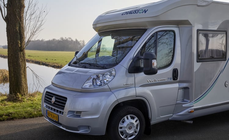 Van alle gemakken voorzien – Geniet van onze  camper met 2 persoons bed in de midden.