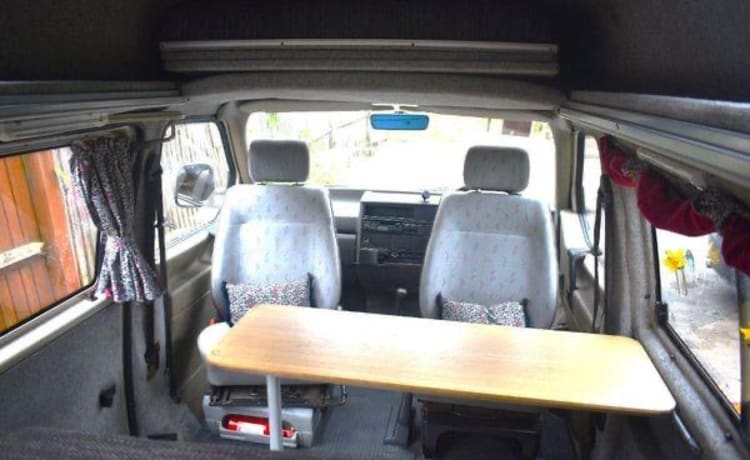 Jerry – VW T4 Hightop 4 places - une excellente option pour les couples ou les familles de 4 personnes