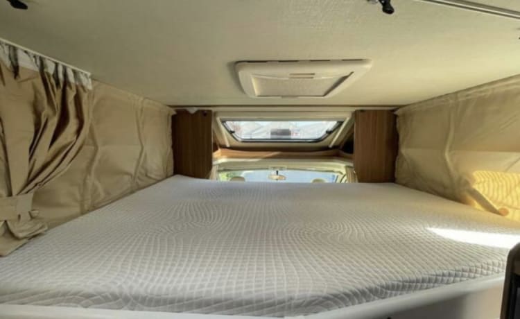 Enjoy Life – Luxe camper enkele bedden + hefbed Carado T447