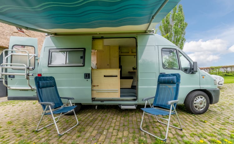 Joli bus camping-car entièrement équipé avec panneaux solaires