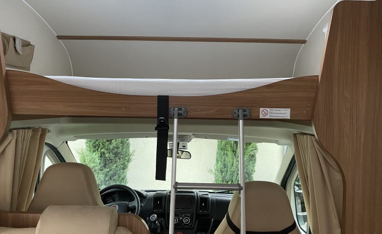 Luxurious and modern family camper for 4 (5-6) people