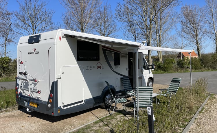 Roller Team 4 person spacious and luxurious camper